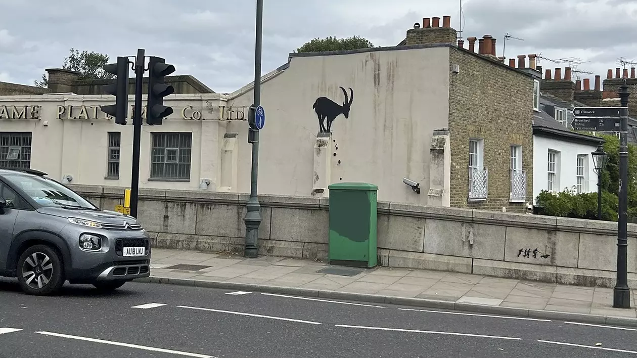 Banksy a pictat o capră neagră pe un perete din Londra și fanii lui se întreabă ce înseamnă asta