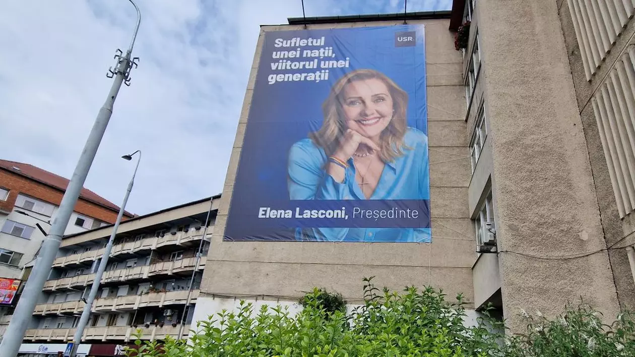 Bannerul amplasat ilegal o prezintă pe Elena Lasconi cu următorul mesaj: „Sufletul unei naţii, viitorul unei generaţii. Elena Lasconi, Preşedinte". Afișul este la intersecţia Bulevardului Vasile Milea cu Strada Calea Dumbrăvii, una dintre zonele cele mai circulate din Sibiu. Foto: Agerpres.ro