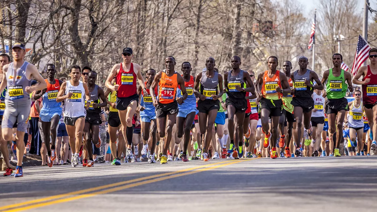 Care este istoria maratonului- Mai mulți bărbați aleargă la un maraton