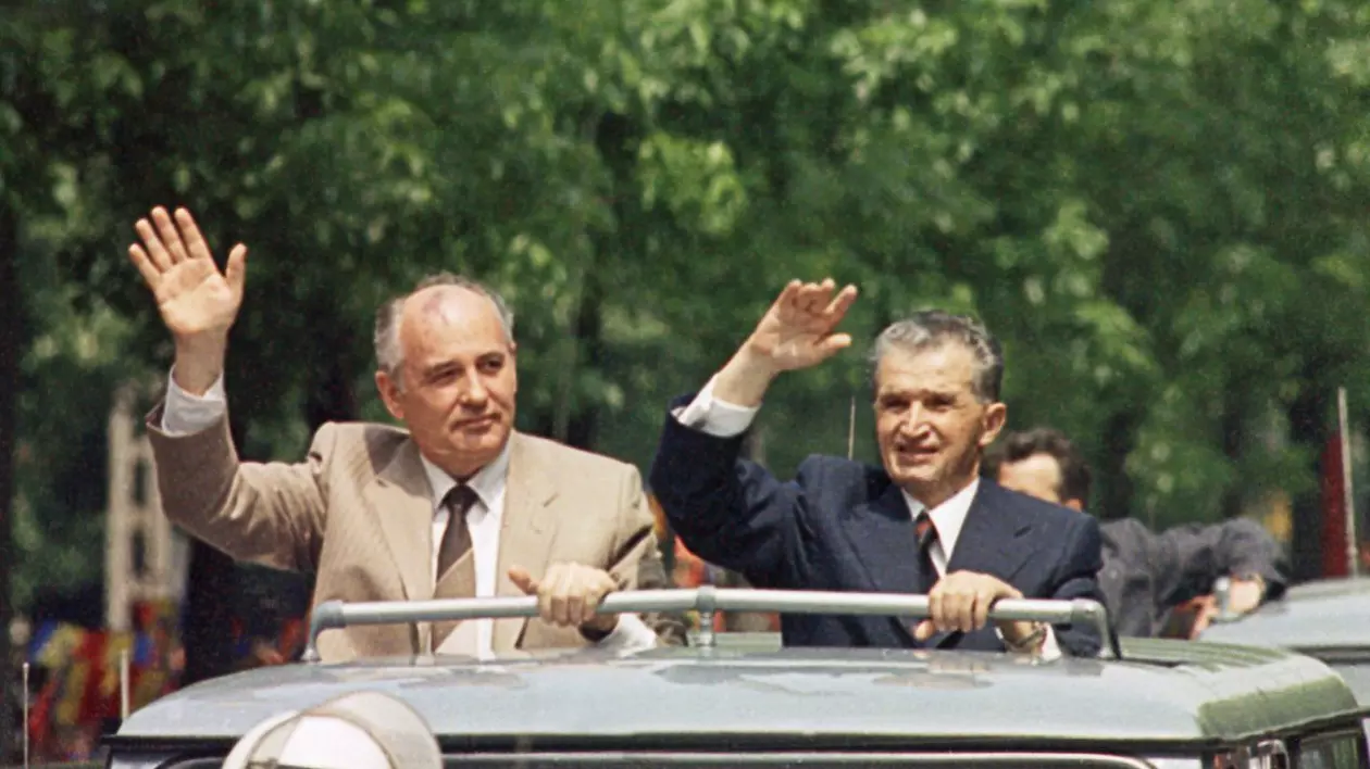 Nicolae Ceaușescu, într-o imagine din 1987 lângă Gorbaciov, pe bulevardul Kiseleff din București, a condus România din 1965, până în 1989. Foto: Profimedia