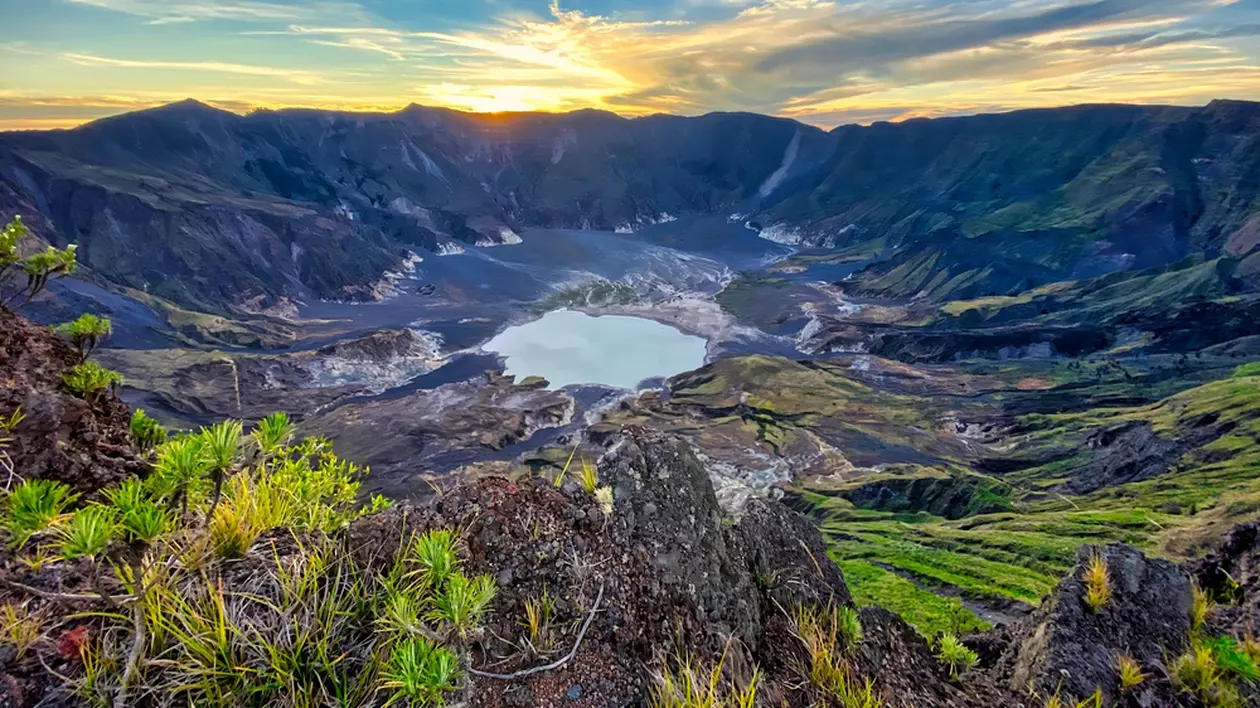 Ce este Cercul de foc al Pacificului – Imagine cu Vulcanul Tambora din Indonezia