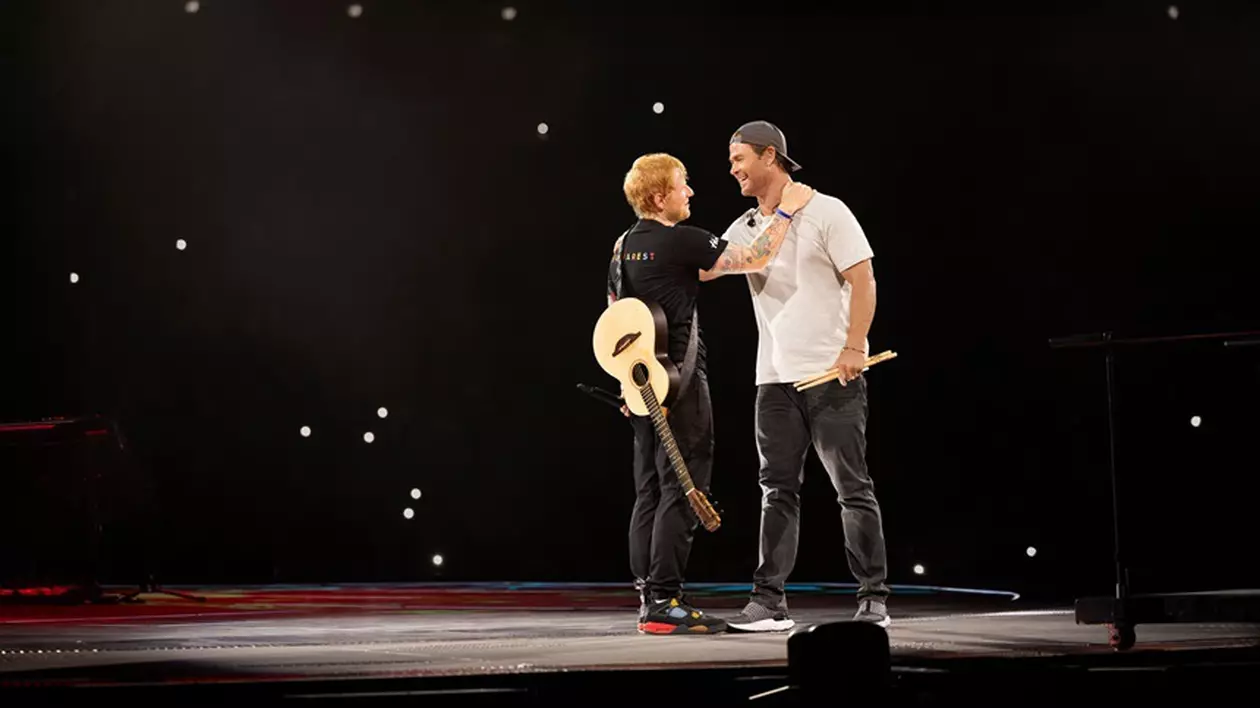 Actorul Chris Hemsworth a cântat alături de Ed Sheeran, pe scena Arenei Naționale. Artistul i-a oferit și un trofeu. „Te-ai descurcat” | VIDEO