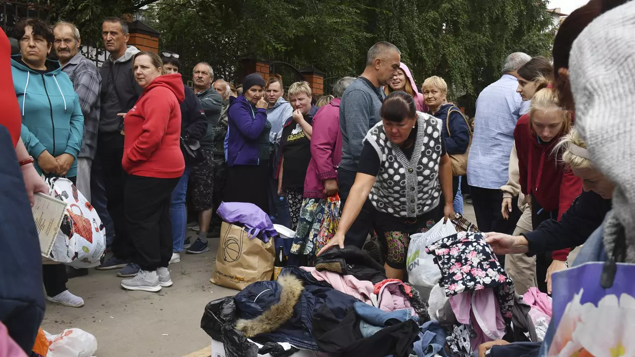 Coadă la un punct de ajutoare umanitare din orașul Kursk Foto: Profimedia