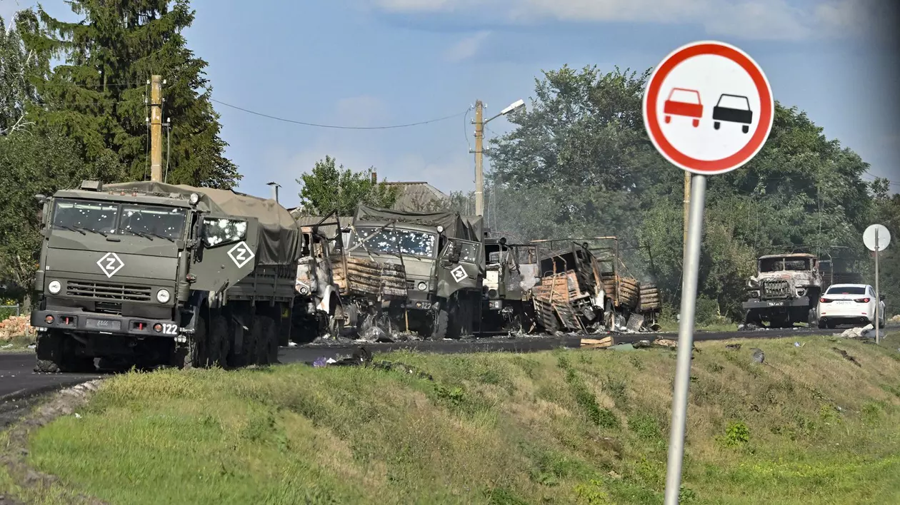 Convoi rusesc distrus pe o șosea din Kursk Foto: Profimedia