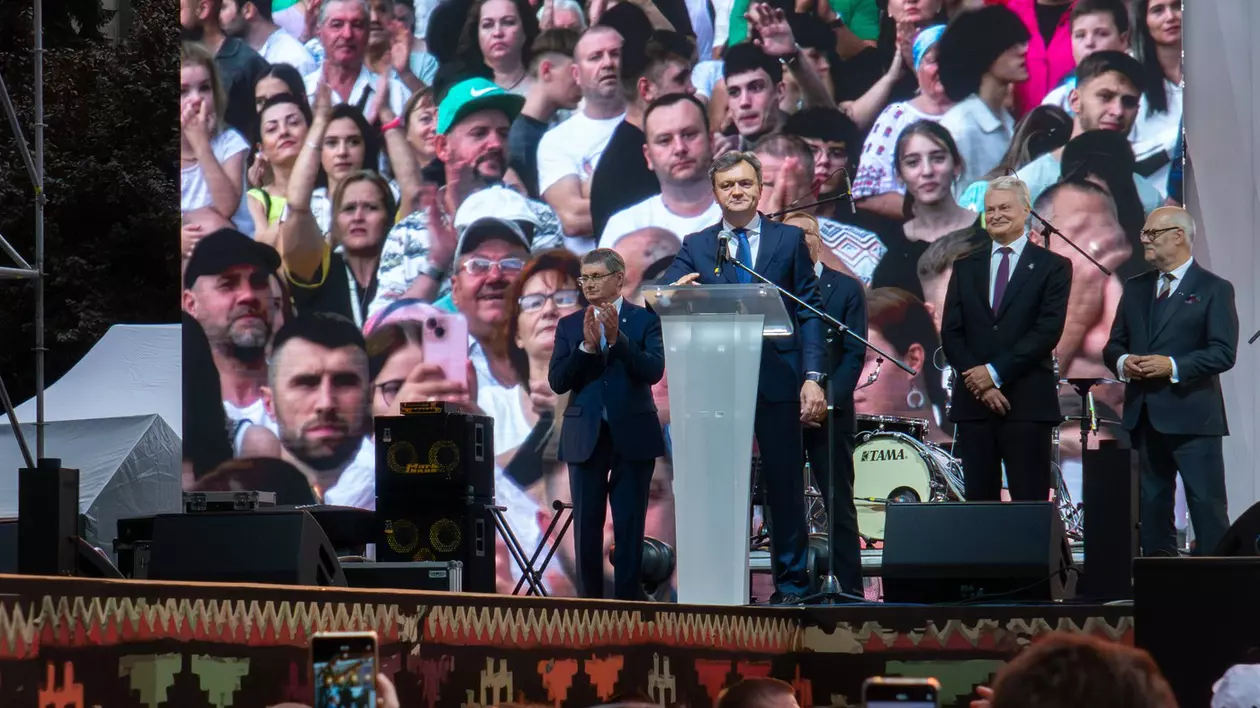 Premierul Dorin Recean (în prim-plan), președintele Parlamentului Igor Grosu (stânga) și președinții celor trei state baltice la evenimentul de marți seara de la Chișinău Foto: Profimedia