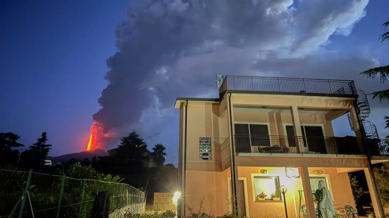 Vulcanul Etna a erupt din nou. Zborurile pe Aeroportul Internațional Catania, perturbate