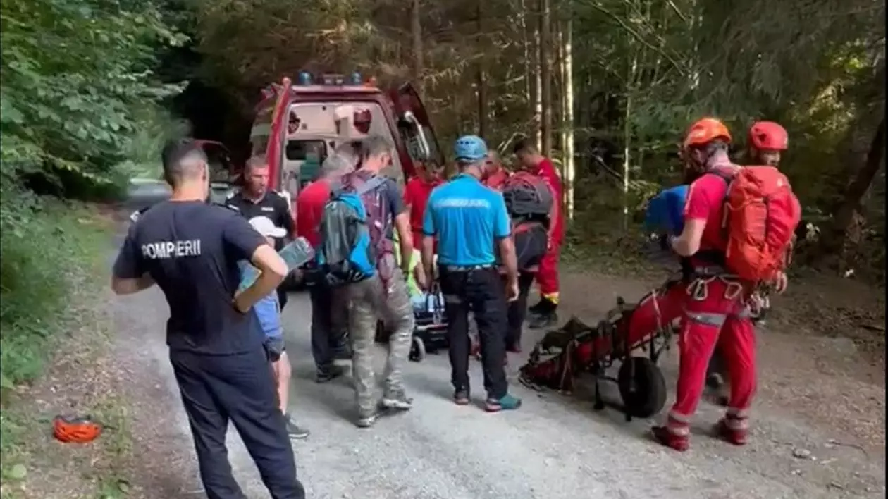 Femeie coborâtă de pe munte după 5 ore. Foto: captură video Jandarmeria Română