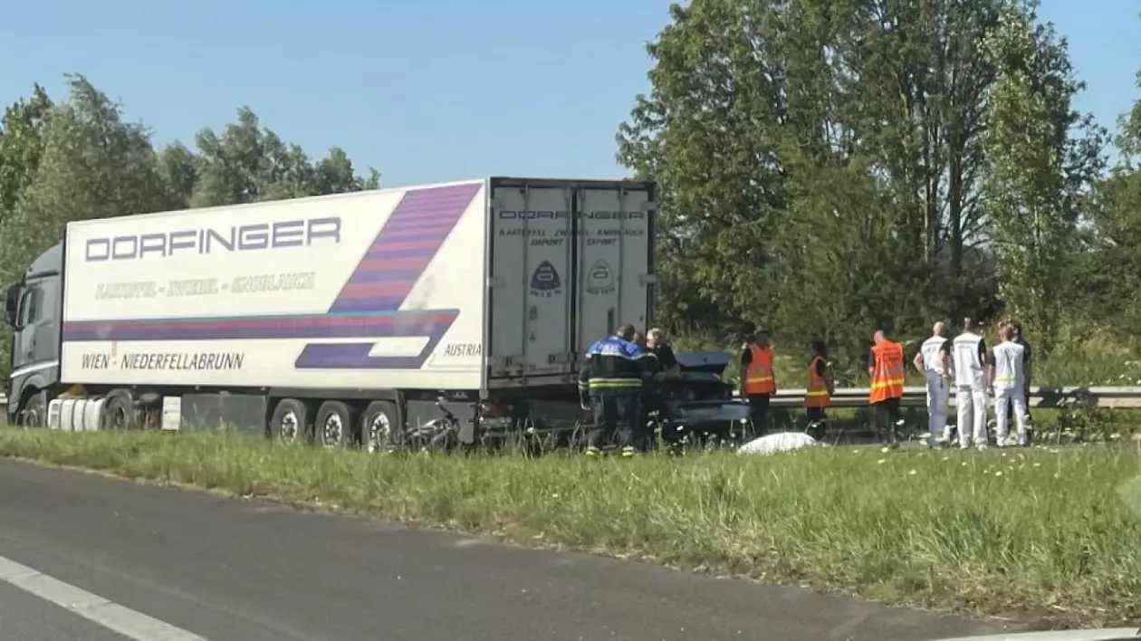 Șofer român de TIR arestat, după ce în camionul lui „parcat suspect” pe autostradă a intrat un vameș pe motocicletă și a murit pe loc, în Franța