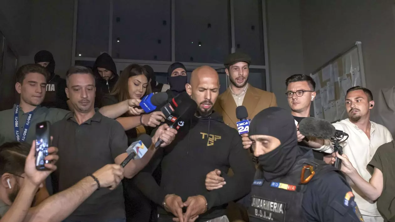 Fratii Tate, imediat dupa ce au fost retinuti de DIICOT. Andrew Tate si Tristan Tate, escortati la iesirea din sediul DIICOT pentru a fi transferati in Arestul Central, in Bucuresti,21 august 2024. Inquam Photos / Sabin Cirstoveanu