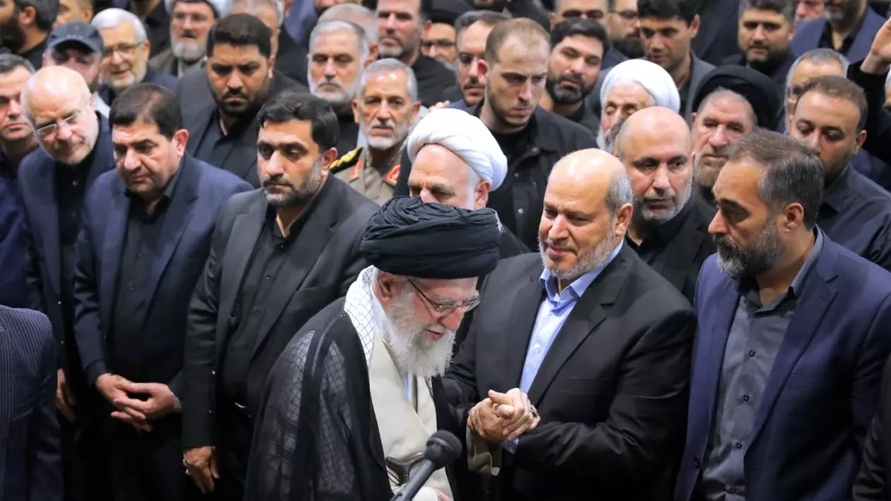 Liderul suprem iranian, ayatolahul Ali Khamenei (în prim-plan), la funeraliile lui Ismail Haniyeh Foto: Profimedia