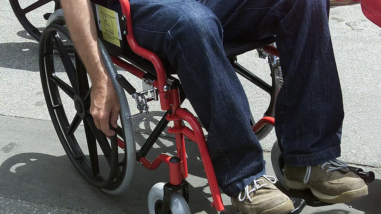 Persoană cu handicap locomotor. Fotografie cu caracter ilustrativ: Hepta