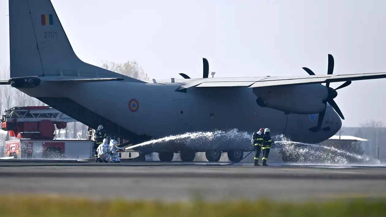 O aeronavă C-27J Spartan intervine pentru stingerea unui incendiu de pădure, în judeţul Caraş-Severin