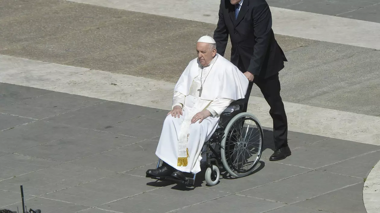 Papa Francisc a primit un scaun cu rotile mai ușor. „A trebuit să lucrăm la nevoi şi cerinţe specifice”