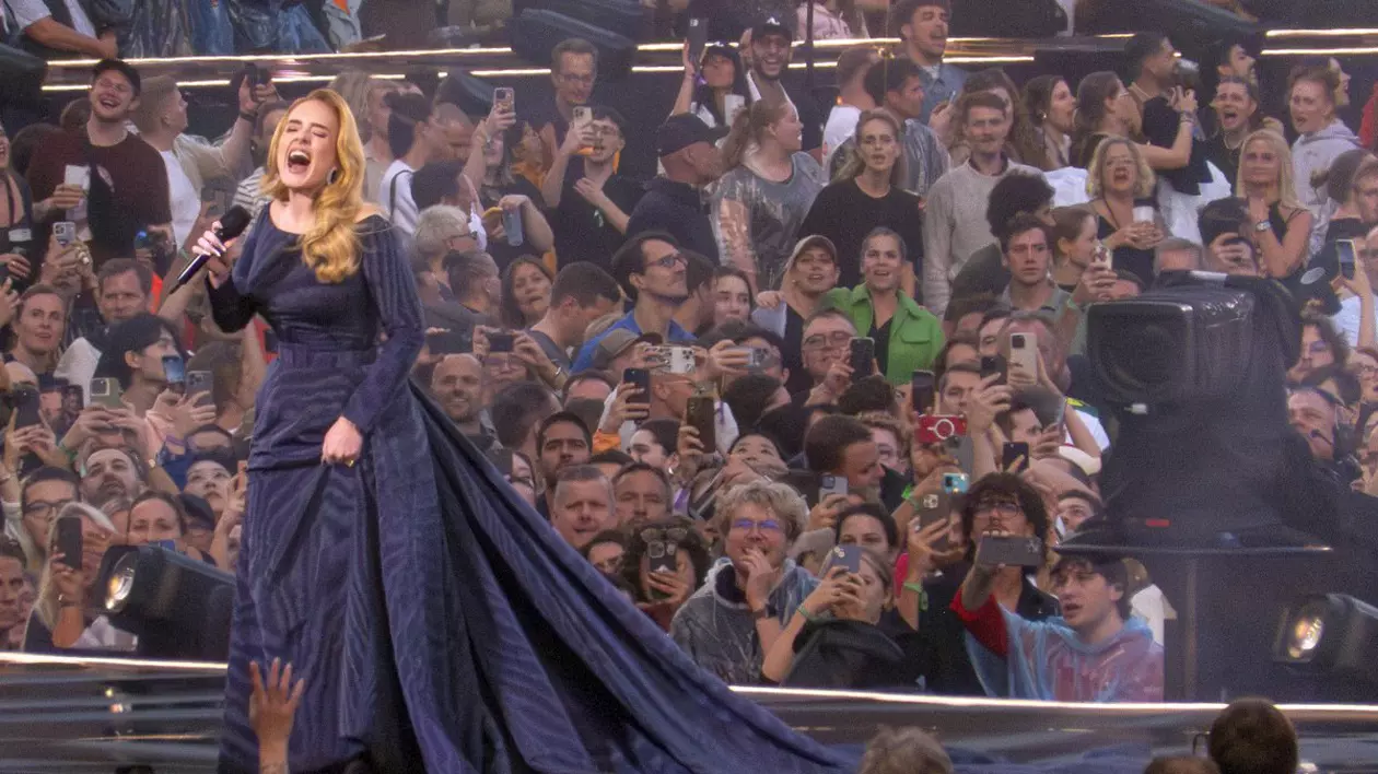 Decizie neașteptată a germanilor. Au interzis jurnaliștilor să o fotografieze pe Adele în concert la München, dar publicul are voie cu telefoane mobile