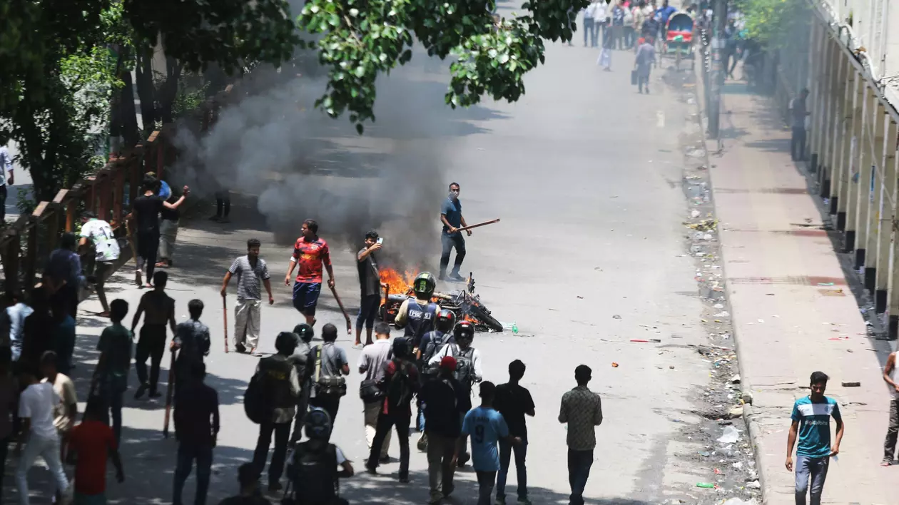 Stare de asediu în Bangladesh. Cel puţin 73 de oameni au murit în timpul unor manifestaţii antiguvernamentale