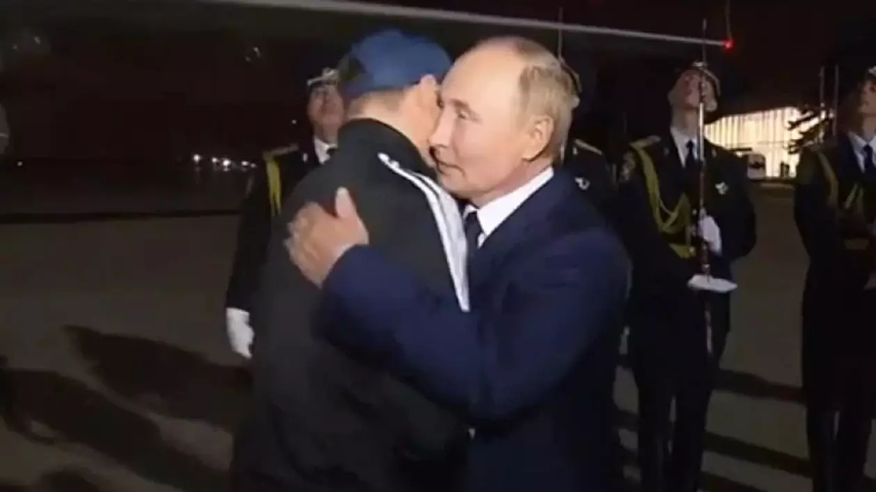 „Doi ucigași la Moscova”. De ce a vrut Putin să-l salveze cu orice preț pe asasinul pe care l-a îmbrățișat pe aeroport, după schimbul de prizonieri