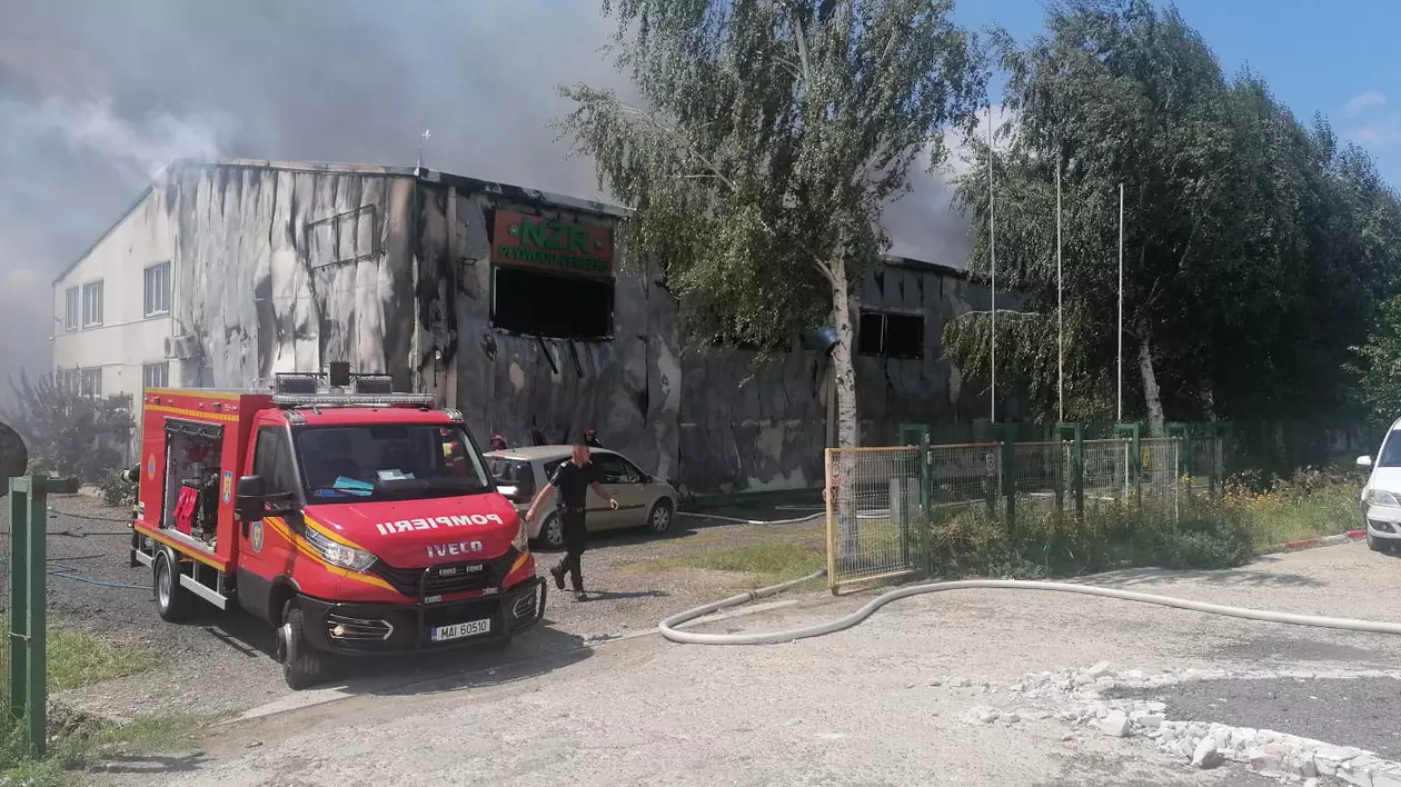 Incendiu puternic la o fabrică de furnir din Brăila. O persoană a fost găsită carbonizată. VIDEO