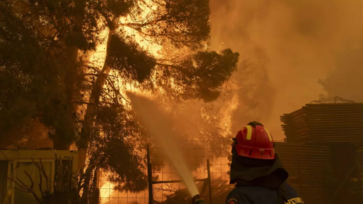 Incendii de vegetație în Grecia. O persoană, găsită decedată într-un magazin distrus de flăcări, la periferia Atenei