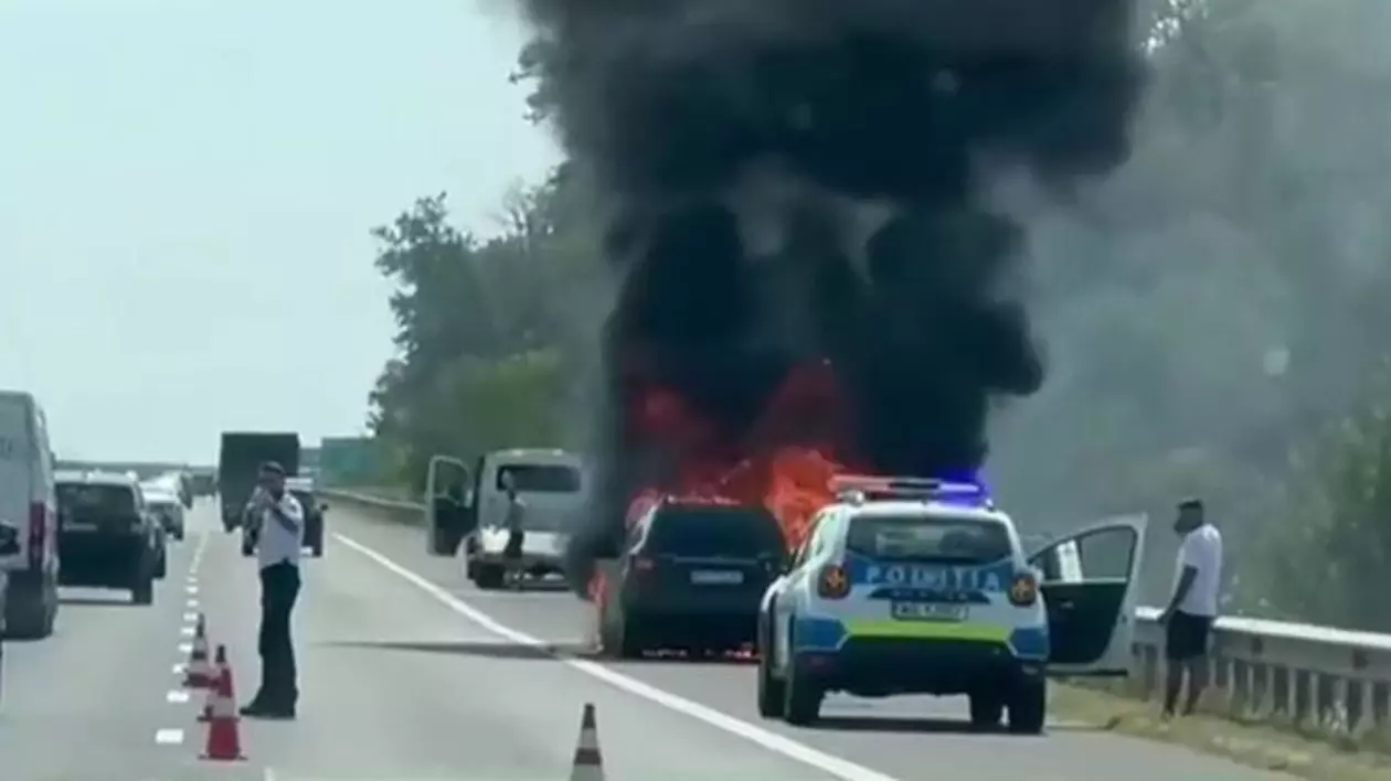 Mașină în flăcări pe Autostrada A3, București - Ploiești. Traficul a fost blocat spre Capitală