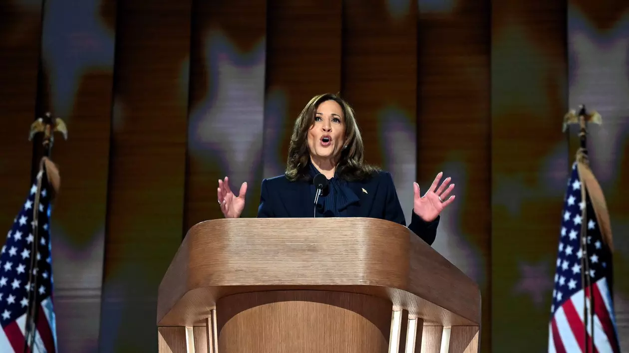 Candidatul democrat la președinția SUA, Kamala Harris, vorbește la Convenția Națională Democrate de la United Center din Chicago. Foto: Profimedia