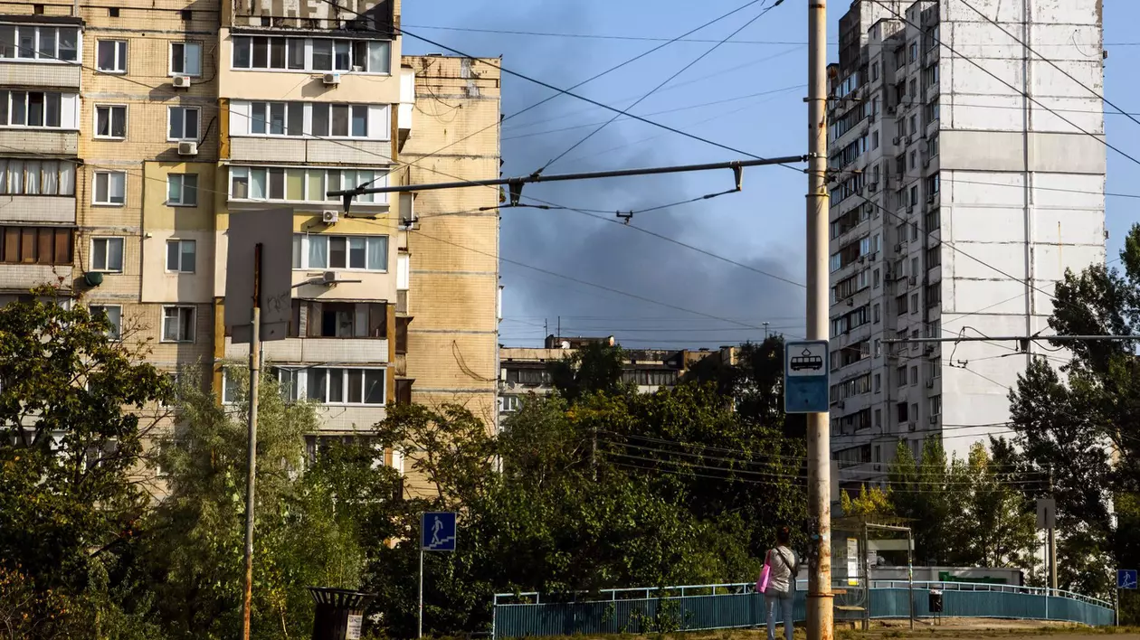 Kiev. Coloană de fum de la locul unui atac cu rachete produs luni Foto: Profimedia