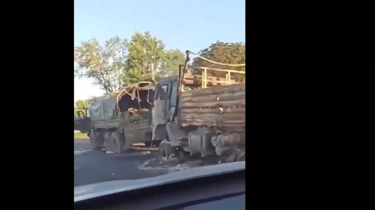 Momentul atacului ucrainean asupra unui convoi militar. 15 camioane făcute scrum, înșirate de-a lungul unei autostrăzi VIDEO