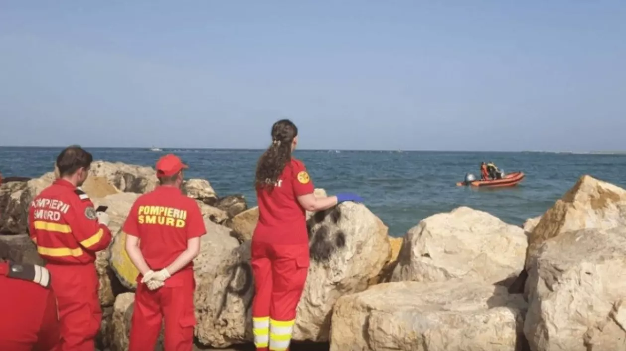 Un turist din staţiunea Jupiter, care şi-a salvat copilul de la înec, căutat în mare de scafandri. Un bărbat de 66 de ani s-a înecat la 2 Mai