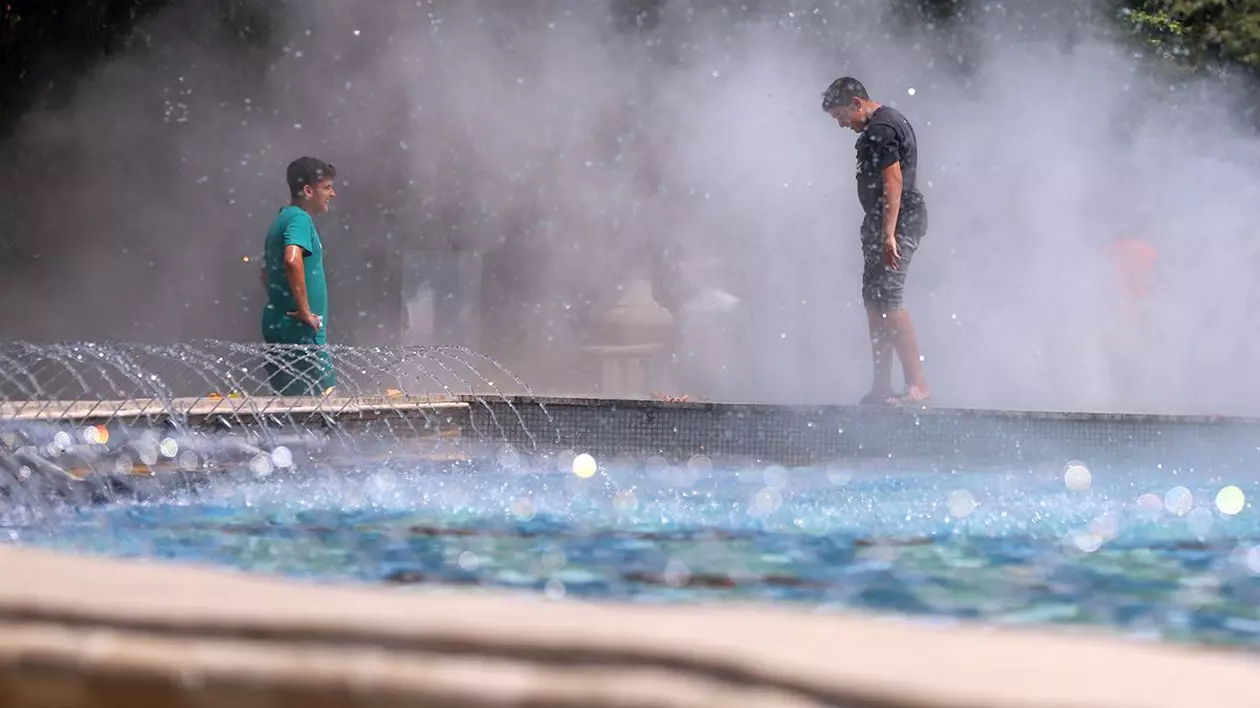 Capitala şi 15 judeţe, sub cod galben de caniculă. Valul de căldură va persista, temperaturile ating 38°C