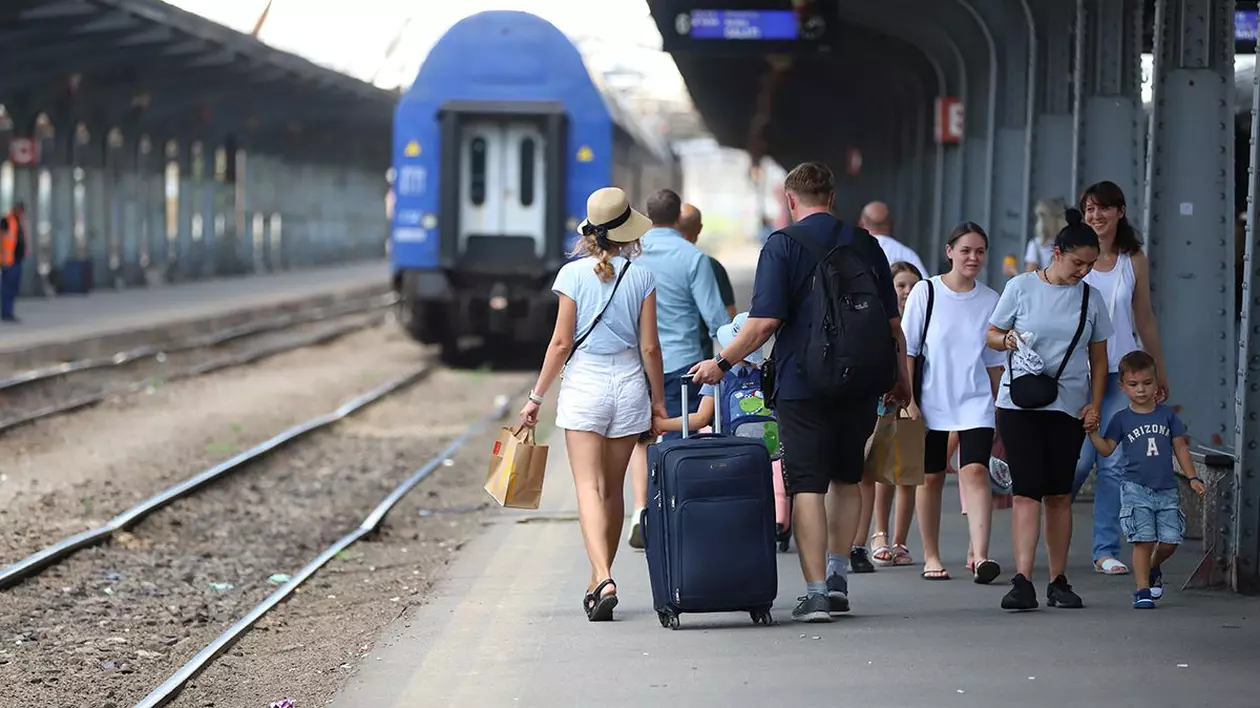 Întârzieri de până la șase ore ale unor trenuri de pasageri, sâmbătă dimineață. Anunțul CFR