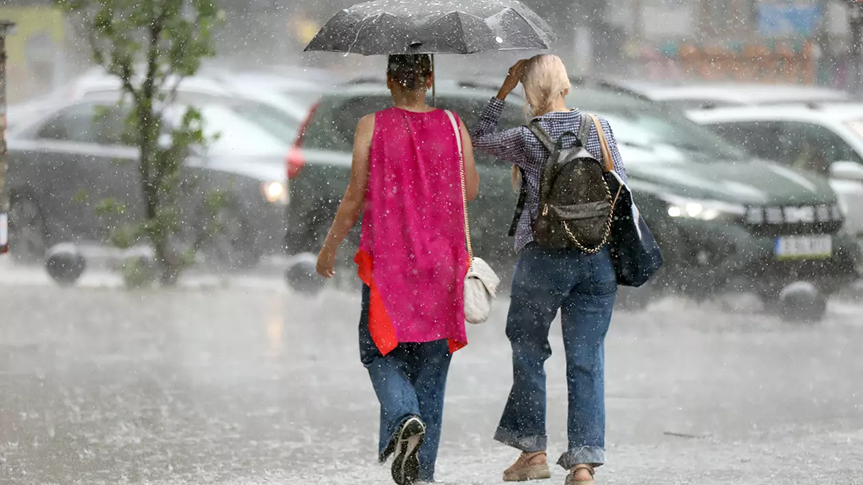 Temperaturi de foc în aproape toată țara și alertă de furtuni în 6 județe. Se anunță ploi și la București. Harta zonelor afectate