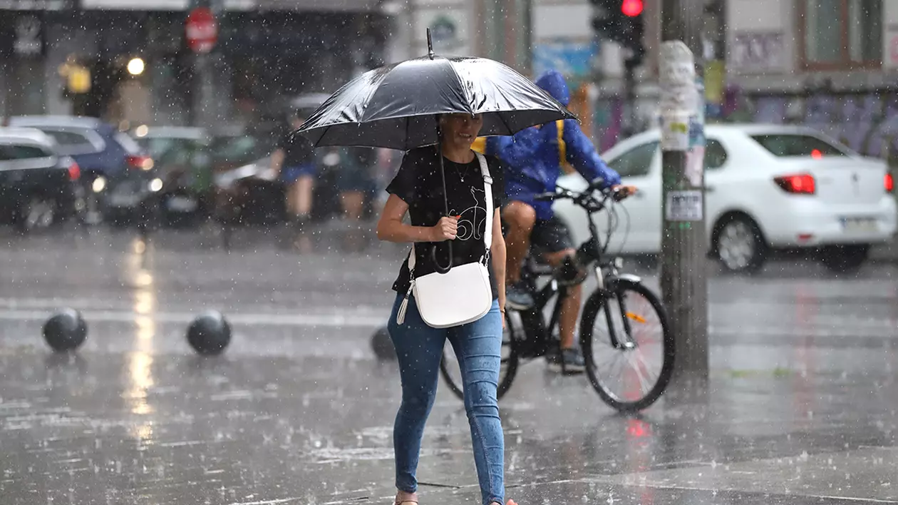 Meteorologii anunţă ploi în toată ţara, până joi. Vremea se răceşte în Bucureşti