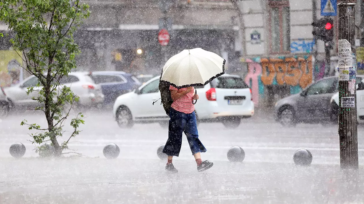 Prognoza meteo pe patru săptămâni: ploi puternice lovesc România. Care vor fi cele mai afectate regiuni