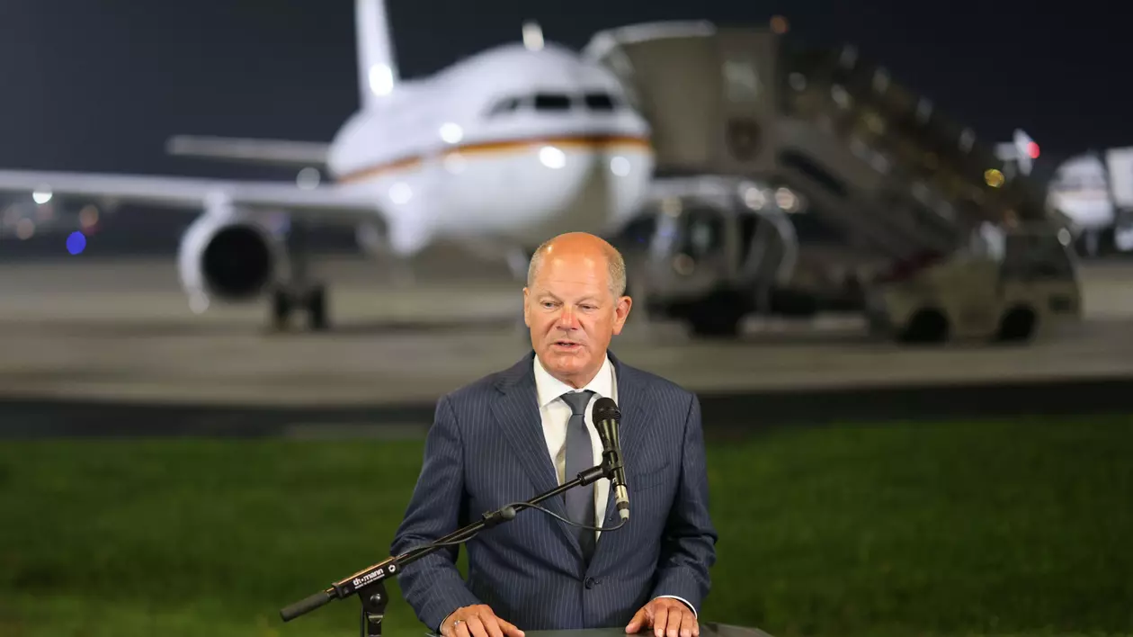 Olaf Scholz se adresează presei de pe aeroportul din Koln după eliberarea unor deținuți politici din Rusia Foto: Hepta