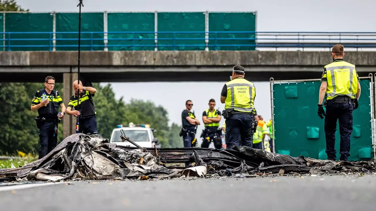 Un avion de mici dimensiuni s-a prăbușit și a luat foc pe o autostradă din Olanda. Pilotul a murit | VIDEO