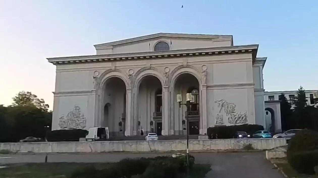 Opera Națională București, cunoscută în trecut sub denumirea Opera Română, a fost inaugurată în 1954. Foto: Google Maps