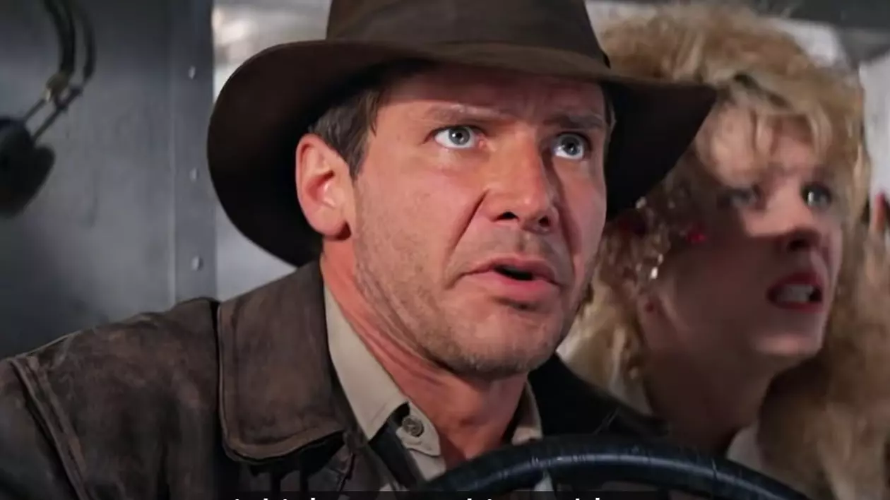 Pălăria a fost folosită într-o scenă în care Indiana Jones (Harrison Ford) sare dintr-un avion care se prăbușește. Foto: captură YouTube