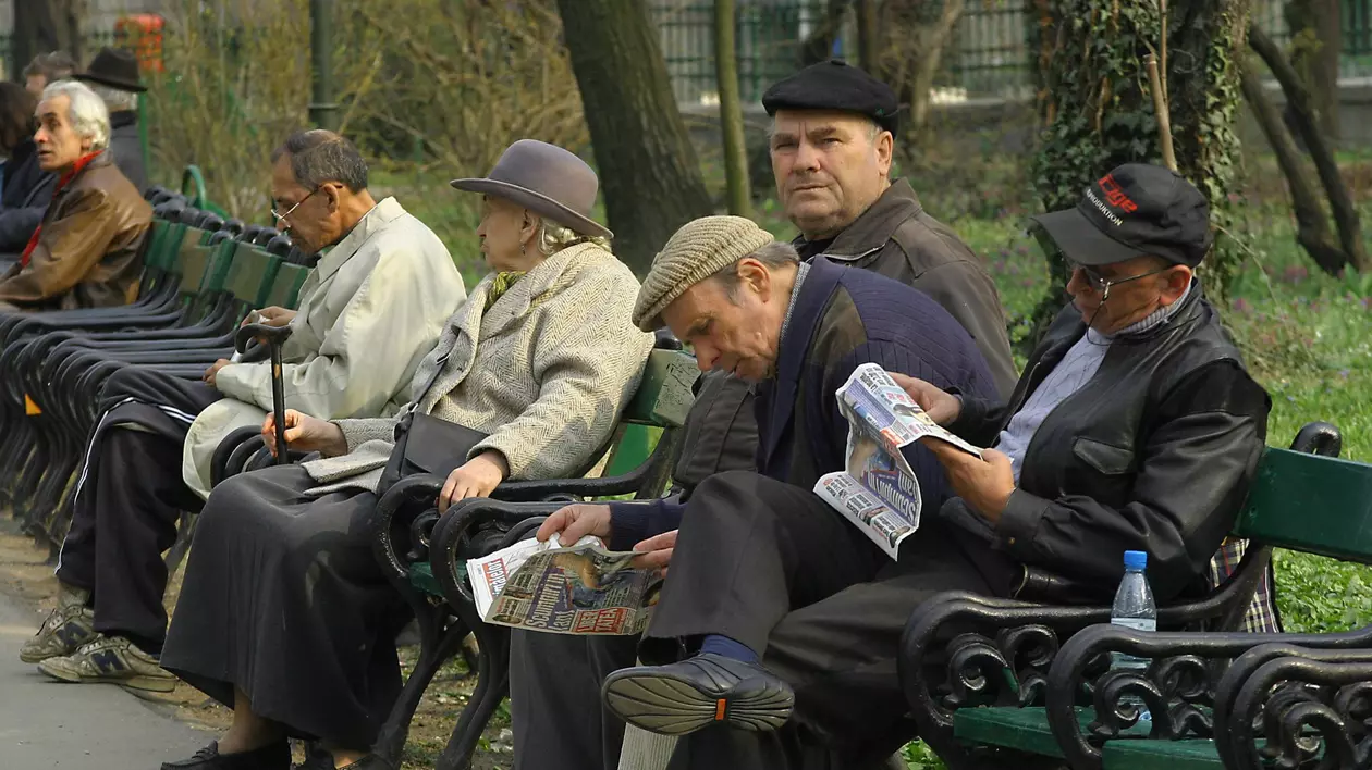 Pensionari pe bancă. Fotografie cu caracter ilustrativ