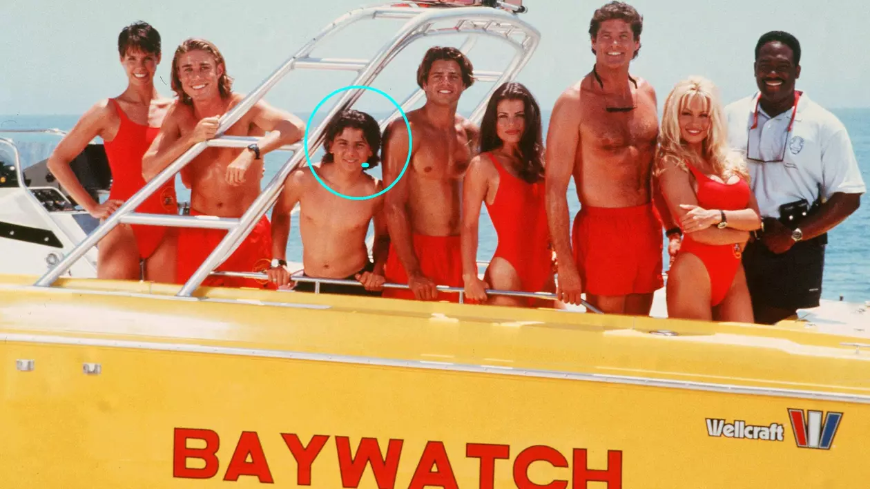 Actorul care și-a petrecut adolescența filmând în Baywatch: „Intram pe furiș în vestiarul fetelor și le miroseam costumele de baie”