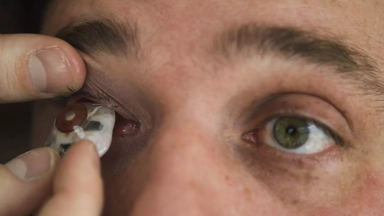 Eyeborg! Regizorul canadian Rob Spence și-a implantat o cameră video în globul ocular de sticlă