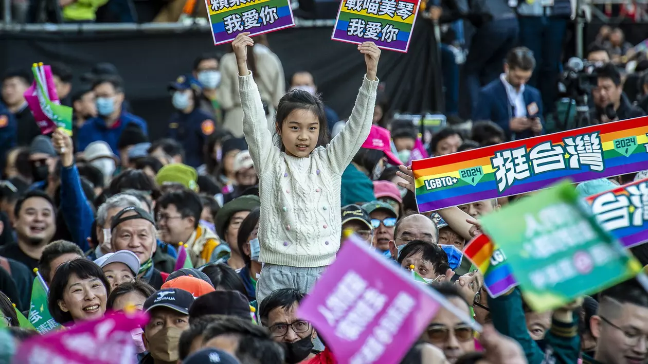 Decizie istorică pentru comunitatea LGBT în China: justiția a recunoscut că un copil poate avea două mame