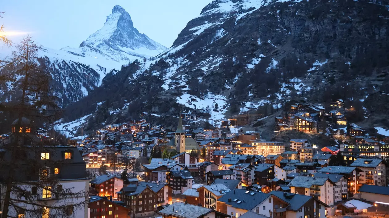 Turiștii „de-o zi” din stațiunea elvețiană Zermatt vor plăti o taxă de vizitator. La cât se ridică