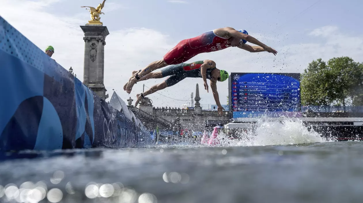 JO 2024. Doi triatlonişti portughezi s-au îmbolnăvit după ce au înotat în Sena la ştafetă mixtă