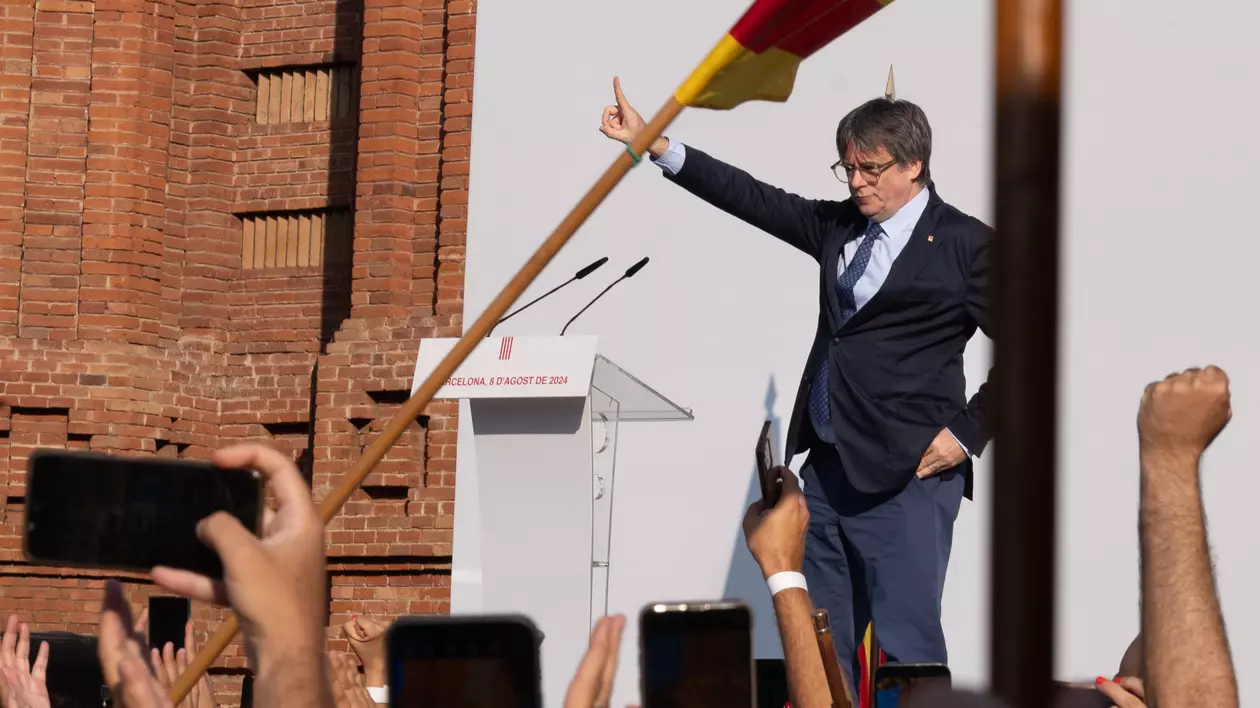 Carles Puigdemont a părăsit Spania, la o zi după apariția sa surpriză în Barcelona. „Nu se va preda”, anunță avocatul său