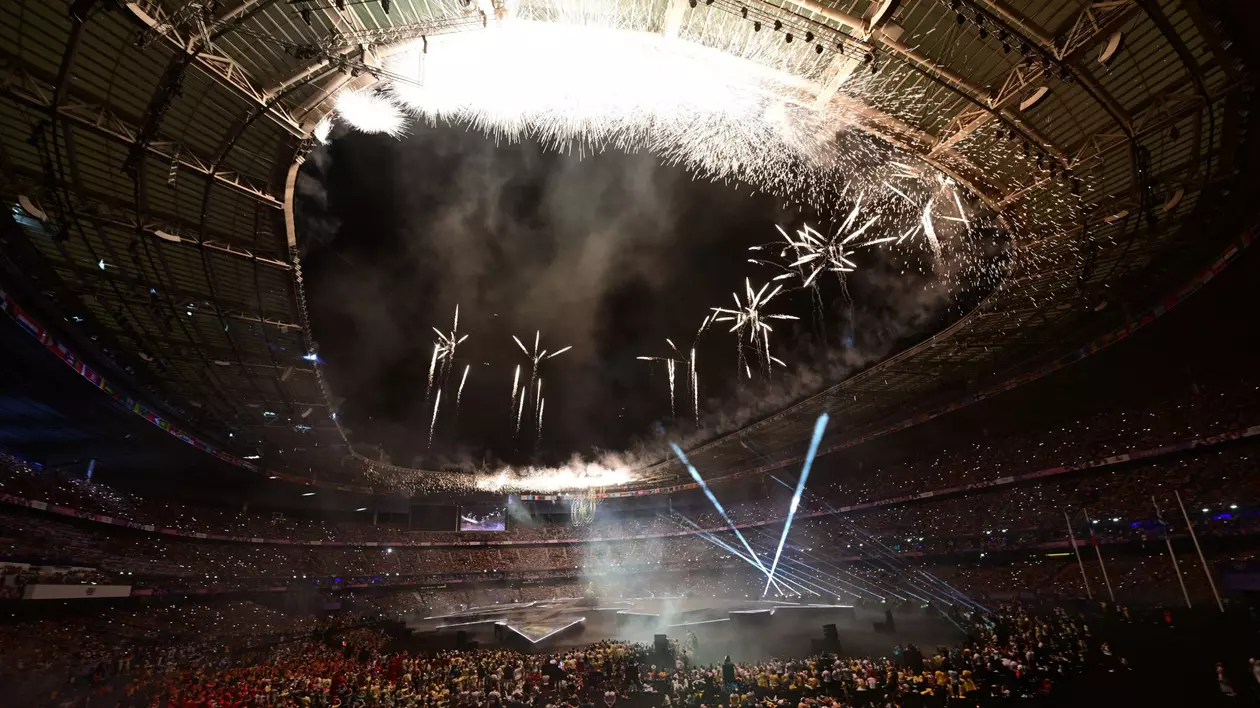 Jocurile Olimpice s-au încheiat cu o ceremonie spectaculoasă pe Stade de France. Tom Cruise a preluat ștafeta, după o cascadorie inspirată din filmele „Misiune Imposibilă”