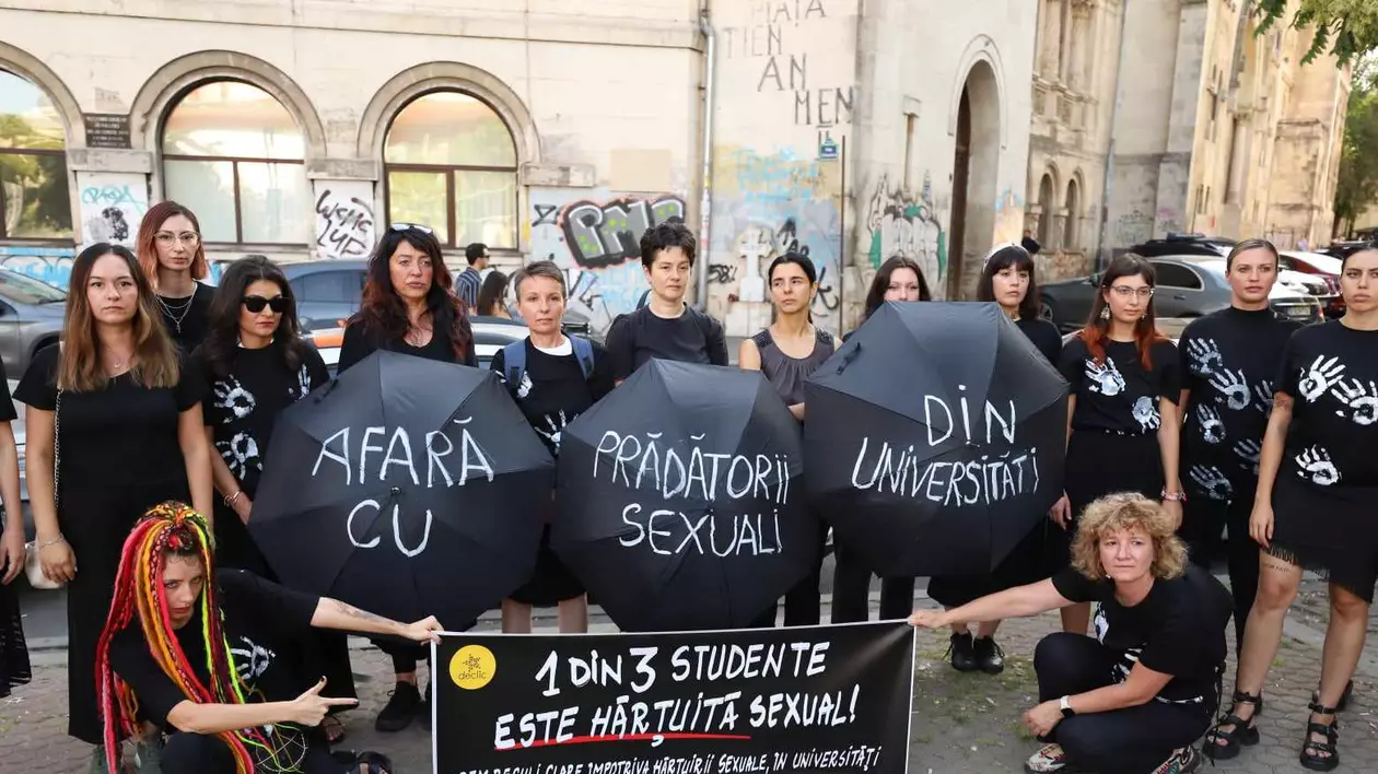 Protest în Piața Universității față de hărțuirea sexuală din mediul academic și abuzurile „suferite în tăcere de multe studente”