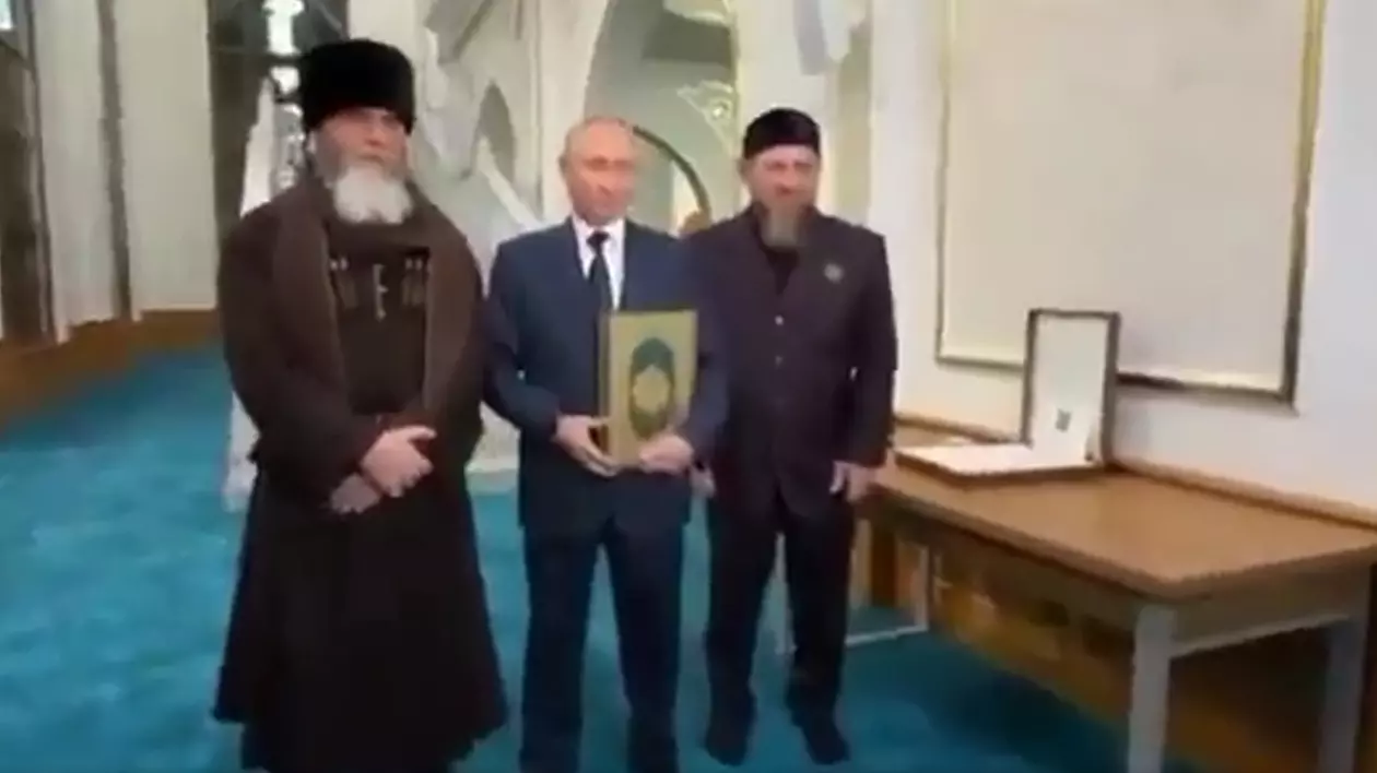 Putin sărută un Coran aurit primit cadou în Cecenia, într-un clip publicat de Kadîrov. VIDEO