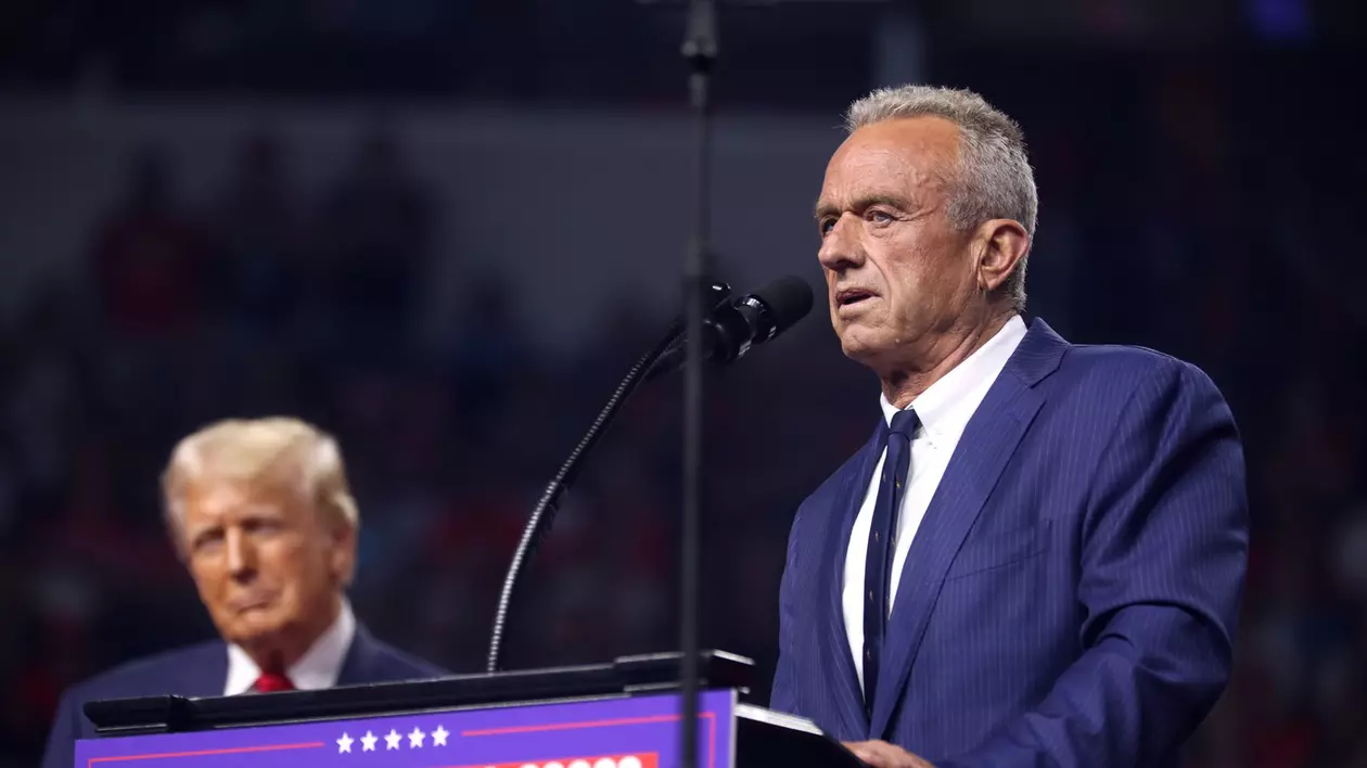 Robert F. Kennedy Jr. (dreapta) face campanie pentru Donald Trump (stânga) după ce și-a retras candidatura la Casa Albă Foto: Profimedia