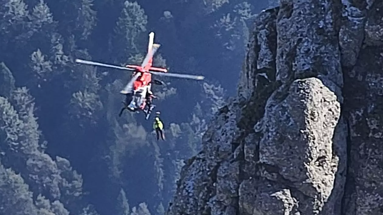 Doi turiști care au rămas blocați în Bucegi, recuperați de salvamontişti cu elicopterul | FOTO