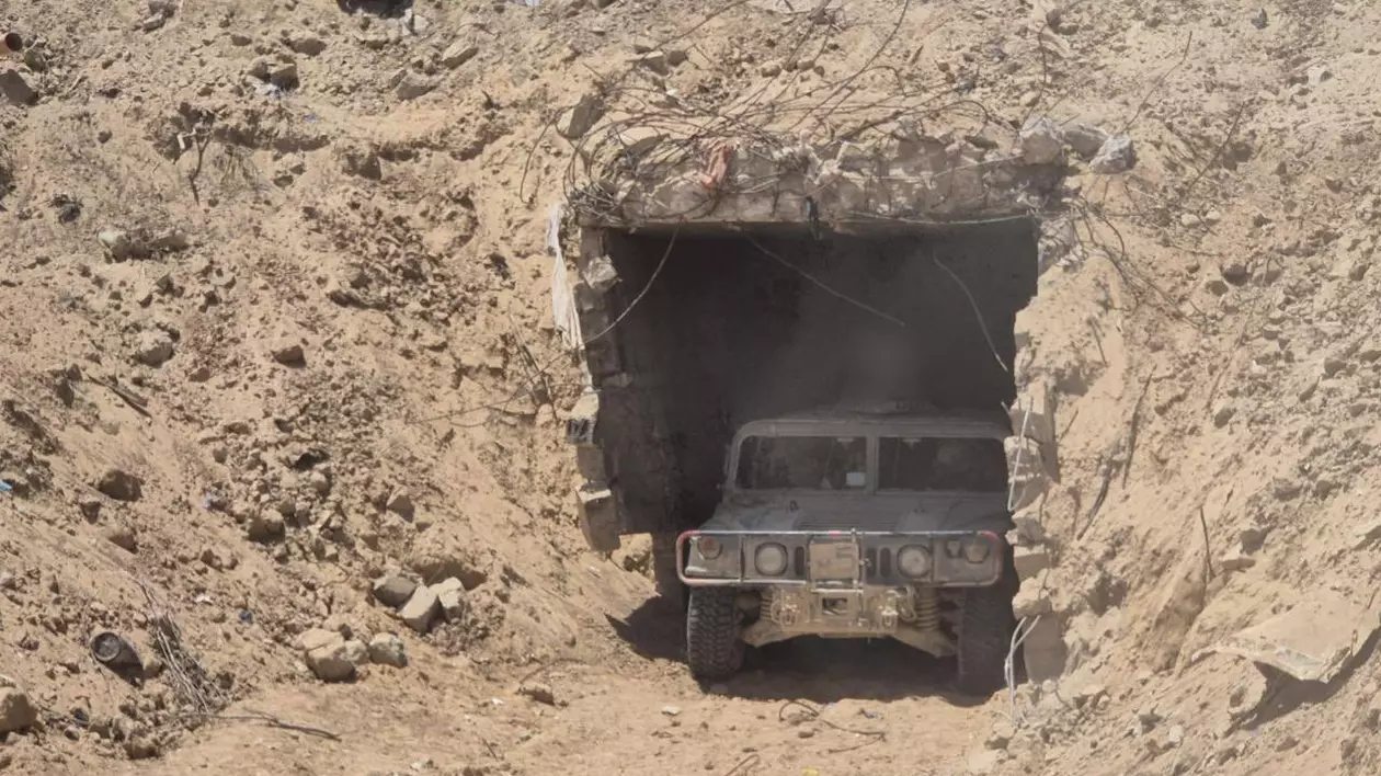 Tunel înalt de trei metri prin care pot trece vehicule, descoperit de armata israeliană în zona de frontieră Gaza-Egipt. VIDEO