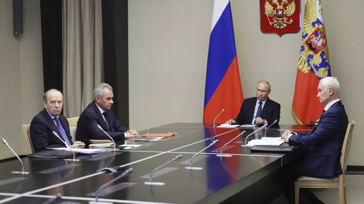 Vladimir Putin (centru) într-o reuniune cu ministrul apărării Andrei Belousov (dreapta), șeful FSB Aleksandr Bortnikov (primul din stânga) și șeful Consiliului de Securitate Serghei Șoigu Foto: Profimedia